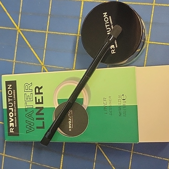 Revolution Water Liner Refelect w Double-Ended Brush New In Box - Picture 4 of 5